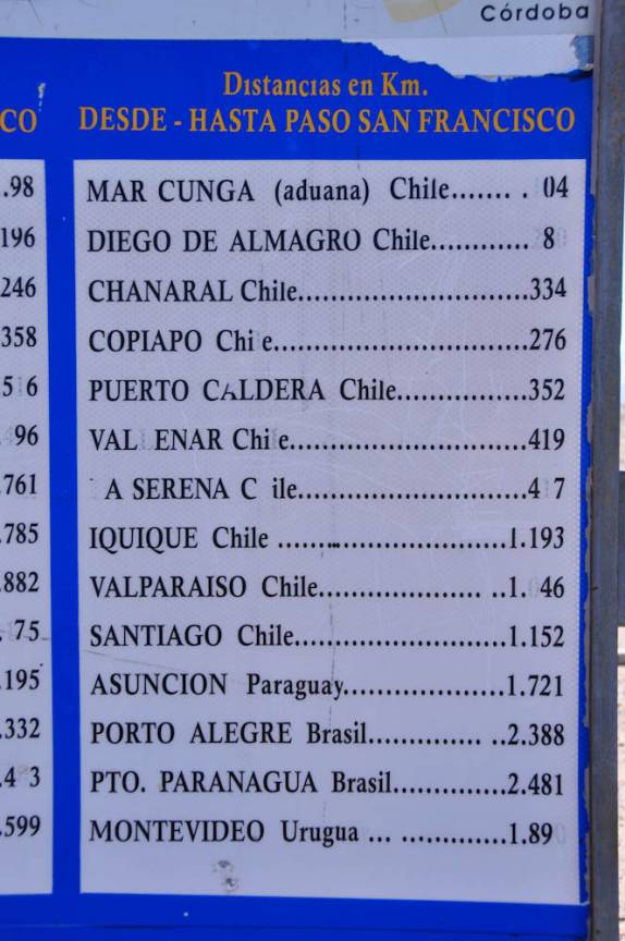 Distâncias para o Paso de San Francisco, entre Argentina e Chile. Tem até Porto Alegre, no Brasil! Nem é tão longe...